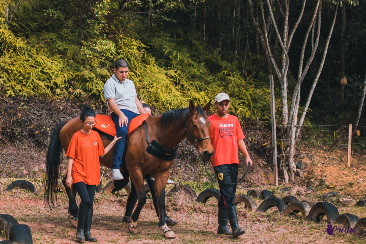 Fotografia de tratamento na equoterapia voo de liberdade em São Bernardo do campo, ensaio feito com pessoa com deficiência. Projeto Populus lucis, fotógrafo.