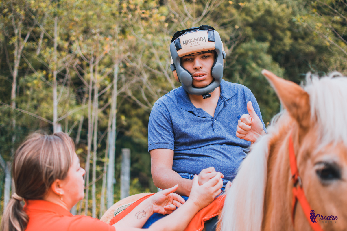 Fotografia de tratamento na equoterapia voo de liberdade em São Bernardo do campo, ensaio feito com pessoa com deficiência. Projeto Populus lucis, fotógrafo.