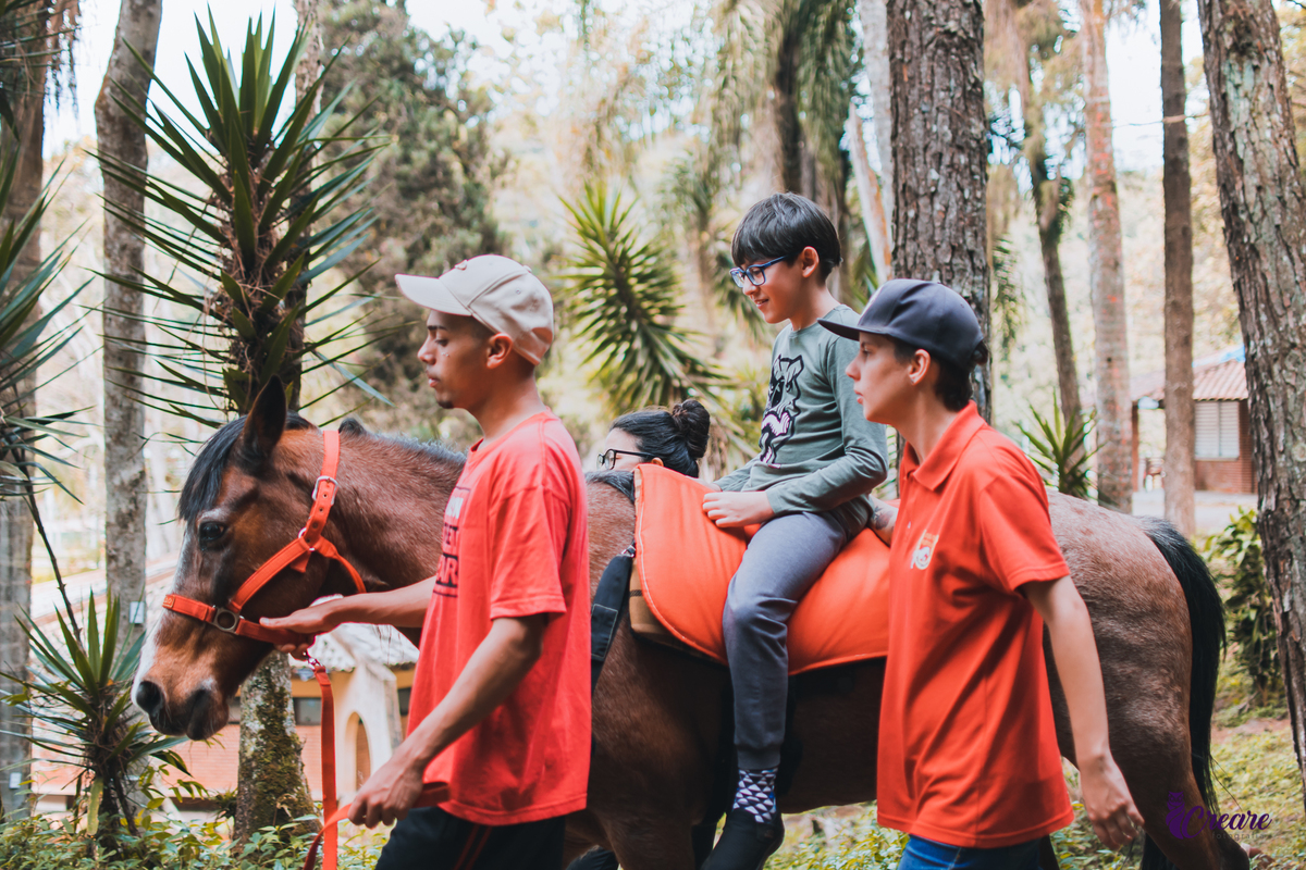 Ensaio realizado na equoterapia voo de liberdade, em São Bernardo do Campo, para o Projeto Populus Lucis, com crianças atípicas. Fotografia com cavalos, ensaio externo, fotógrafo de família.