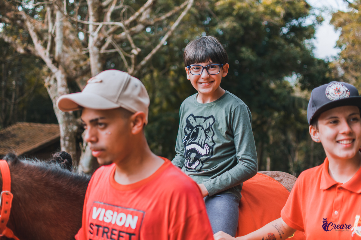 Ensaio realizado na equoterapia voo de liberdade, em São Bernardo do Campo, para o Projeto Populus Lucis, com crianças atípicas. Fotografia com cavalos, ensaio externo, fotógrafo de família.