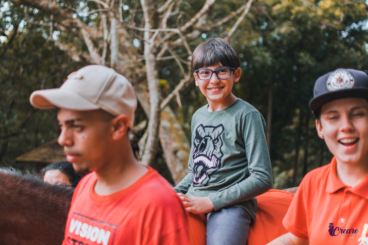 Ensaio realizado na equoterapia voo de liberdade, em São Bernardo do Campo, para o Projeto Populus Lucis, com crianças atípicas. Fotografia com cavalos, ensaio externo, fotógrafo de família.
