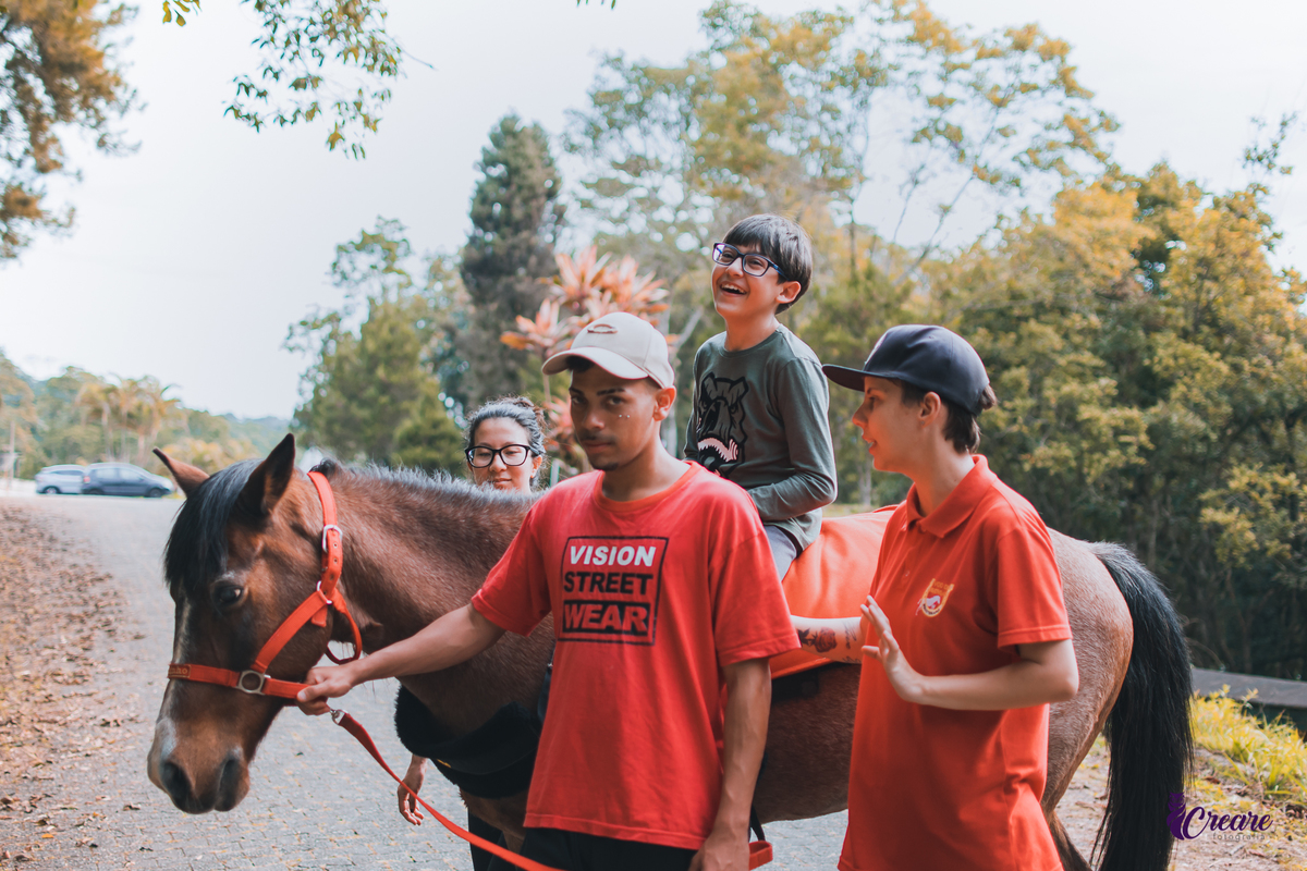 Ensaio realizado na equoterapia voo de liberdade, em São Bernardo do Campo, para o Projeto Populus Lucis, com crianças atípicas. Fotografia com cavalos, ensaio externo, fotógrafo de família.