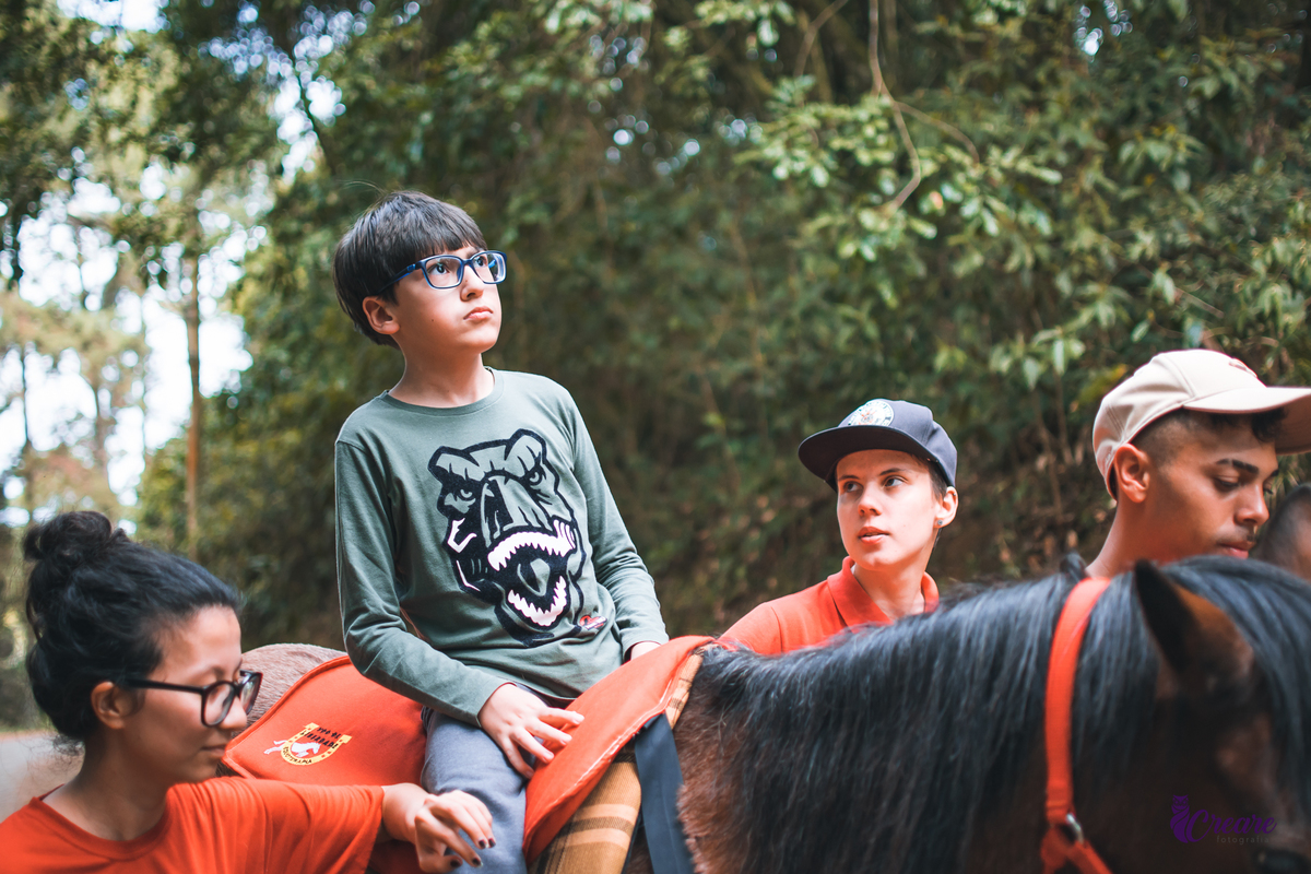 Ensaio realizado na equoterapia voo de liberdade, em São Bernardo do Campo, para o Projeto Populus Lucis, com crianças atípicas. Fotografia com cavalos, ensaio externo, fotógrafo de família.