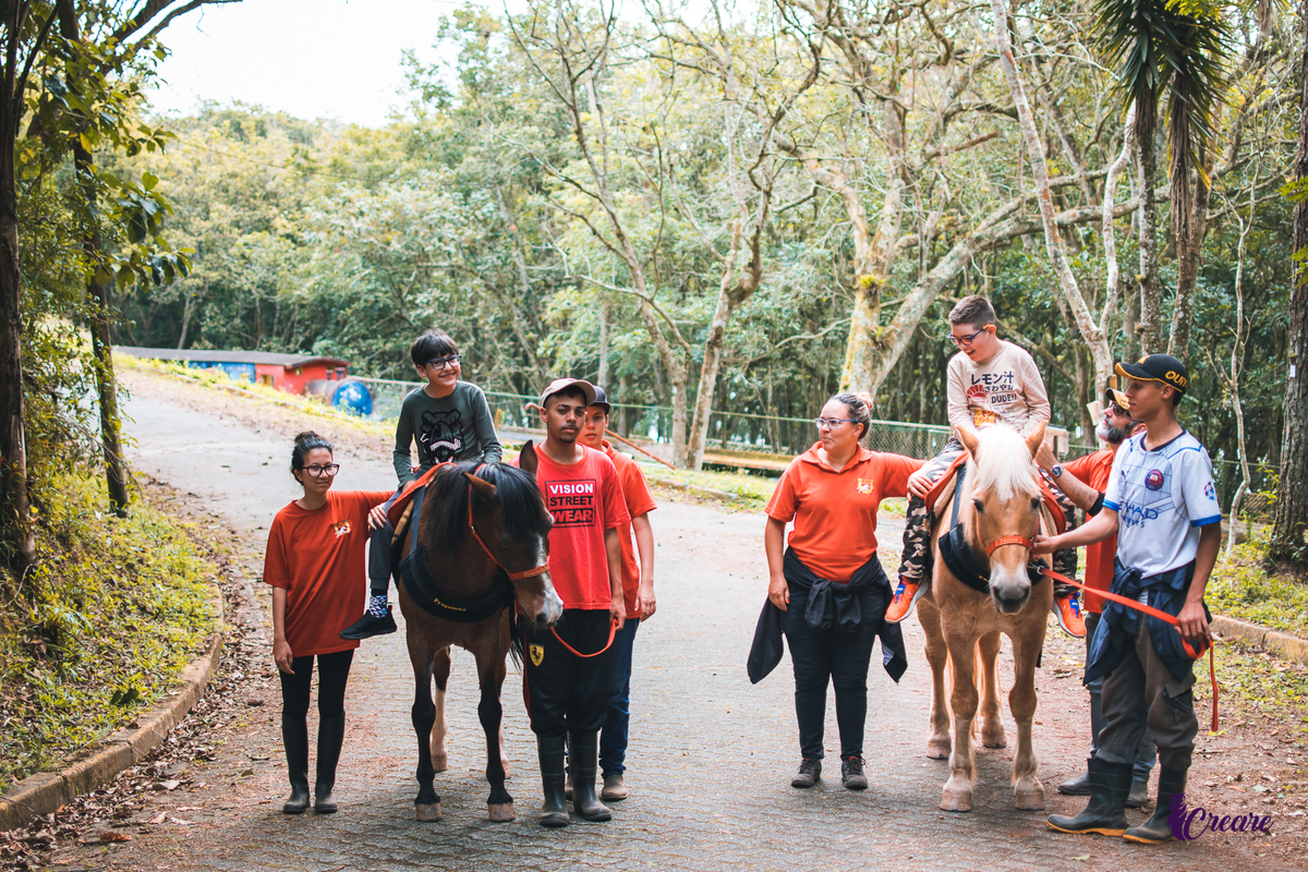 Ensaio realizado na equoterapia voo de liberdade, em São Bernardo do Campo, para o Projeto Populus Lucis, com crianças atípicas. Fotografia com cavalos, ensaio externo, fotógrafo de família.