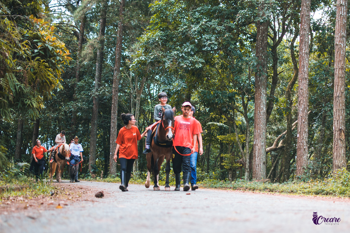 Ensaio realizado na equoterapia voo de liberdade, em São Bernardo do Campo, para o Projeto Populus Lucis, com crianças atípicas. Fotografia com cavalos, ensaio externo, fotógrafo de família.