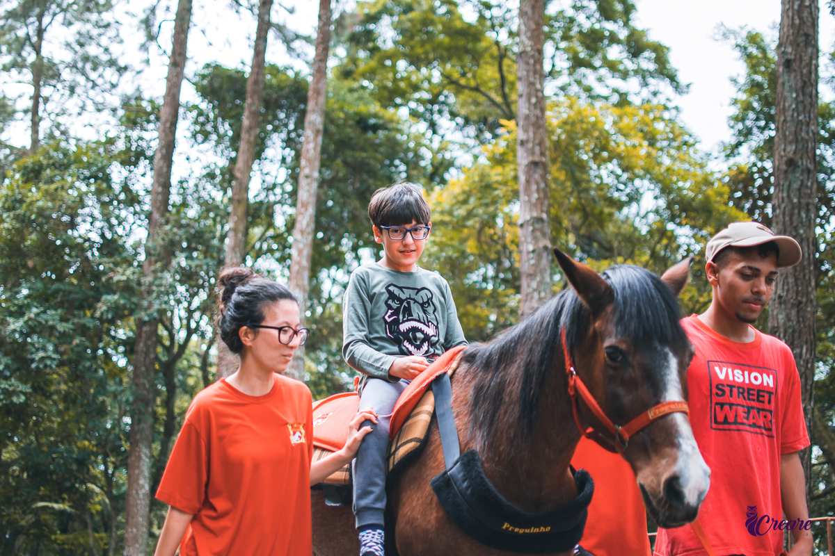 Ensaio realizado na equoterapia voo de liberdade, em São Bernardo do Campo, para o Projeto Populus Lucis, com crianças atípicas. Fotografia com cavalos, ensaio externo, fotógrafo de família.