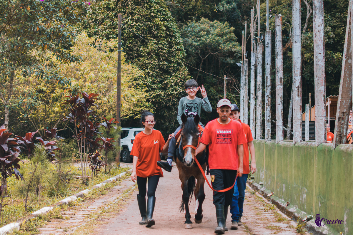 Ensaio realizado na equoterapia voo de liberdade, em São Bernardo do Campo, para o Projeto Populus Lucis, com crianças atípicas. Fotografia com cavalos, ensaio externo, fotógrafo de família.