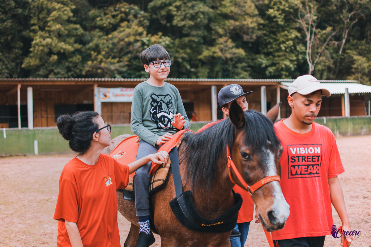Ensaio realizado na equoterapia voo de liberdade, em São Bernardo do Campo, para o Projeto Populus Lucis, com crianças atípicas. Fotografia com cavalos, ensaio externo, fotógrafo de família.