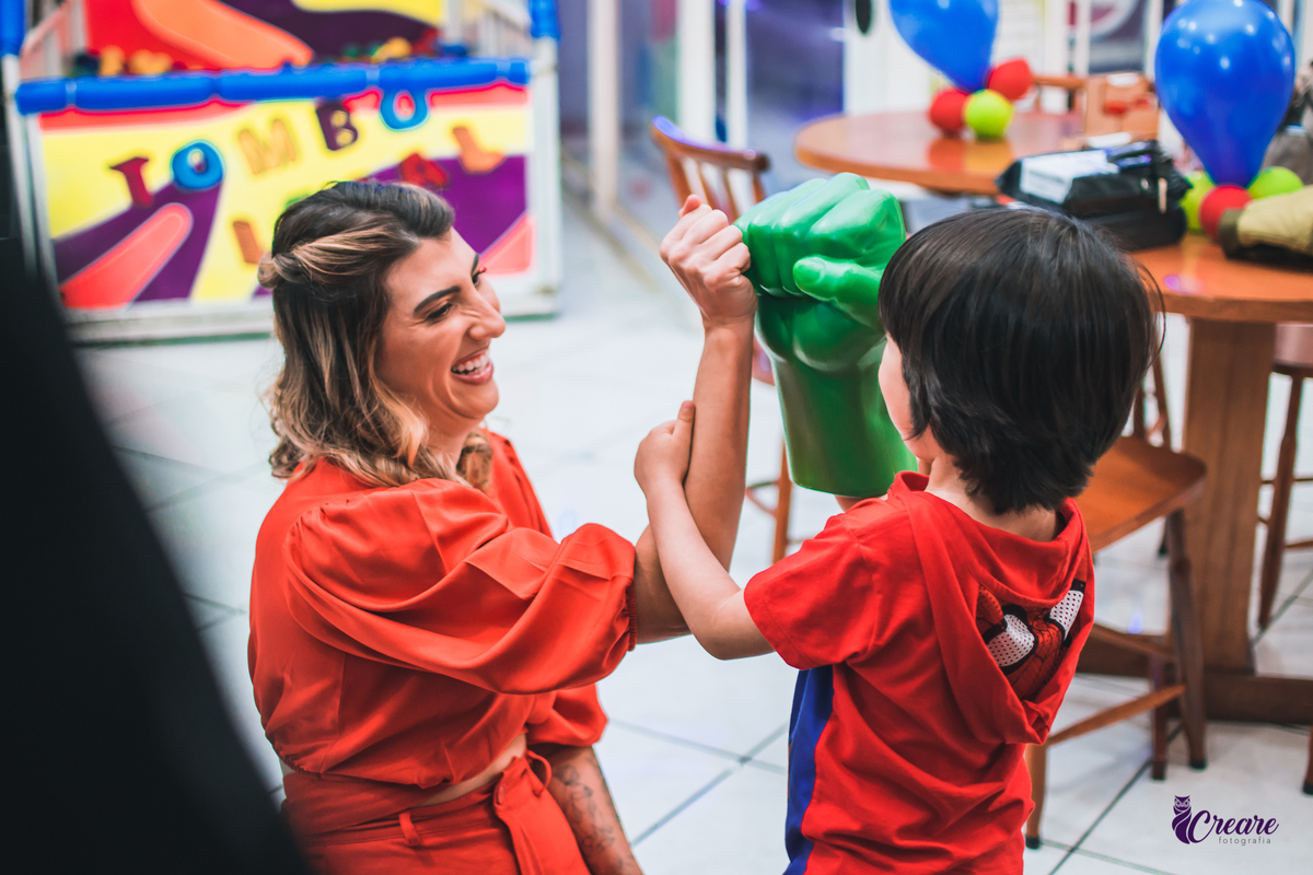 Fotografia de aniversário infantil, tema super heróis. É Pique Buffet, fotógrafo Mauá. Festa Infantil. 