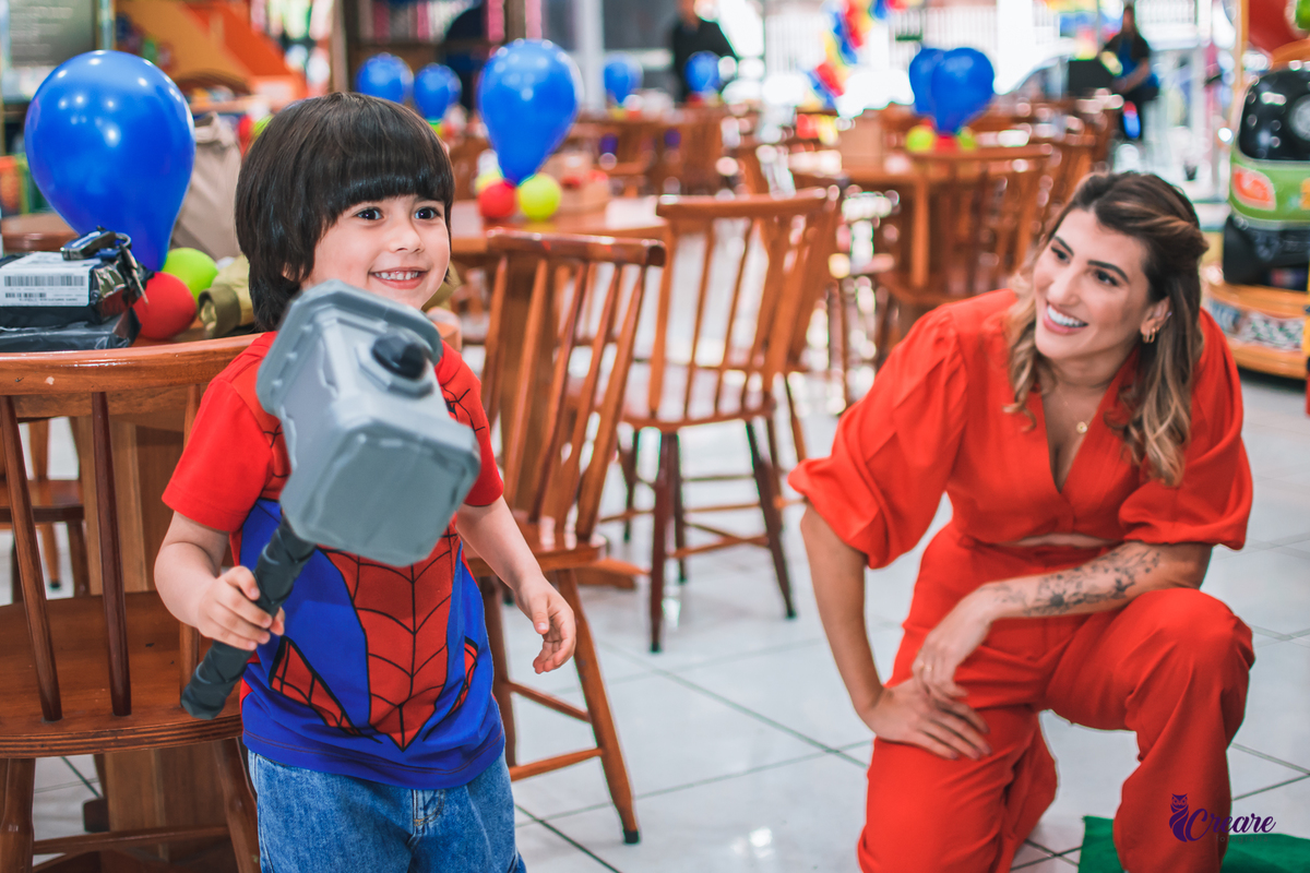 Fotografia de aniversário infantil, tema super heróis. É Pique Buffet, fotógrafo Mauá. Festa Infantil. 
