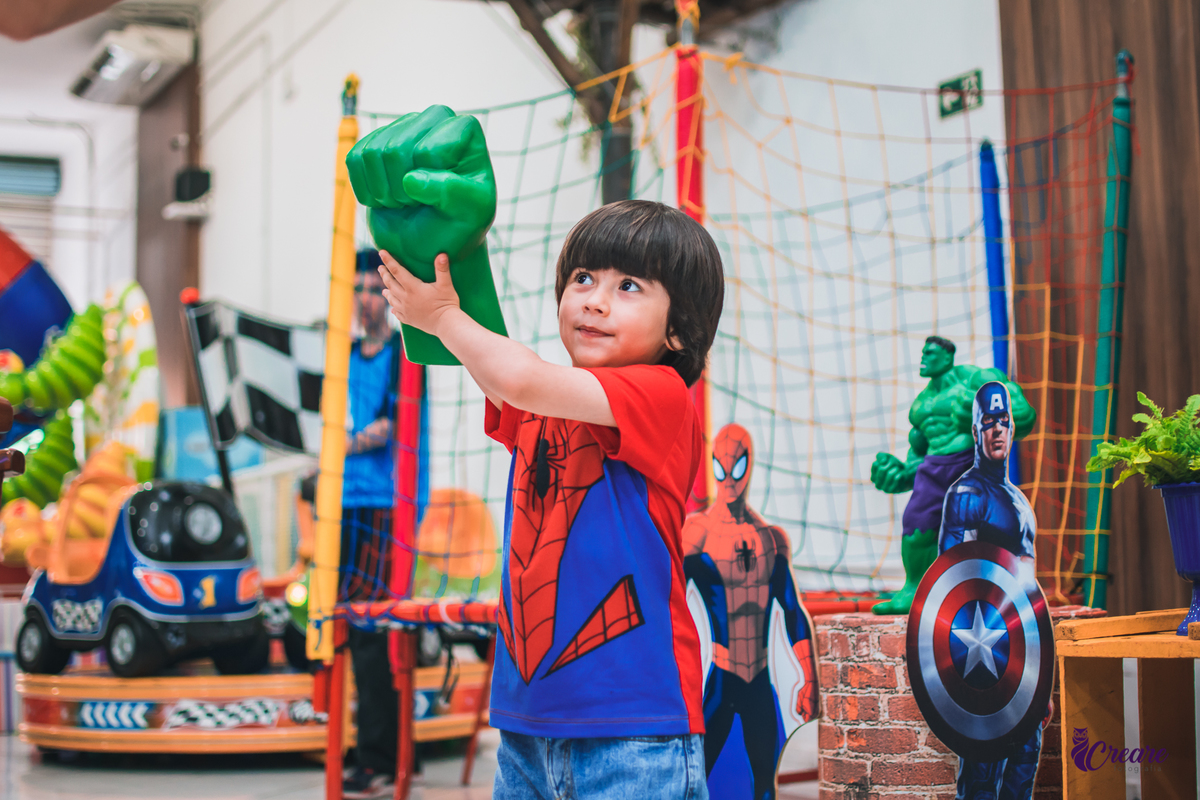 Fotografia de aniversário infantil, tema super heróis. É Pique Buffet, fotógrafo Mauá. Festa Infantil. 