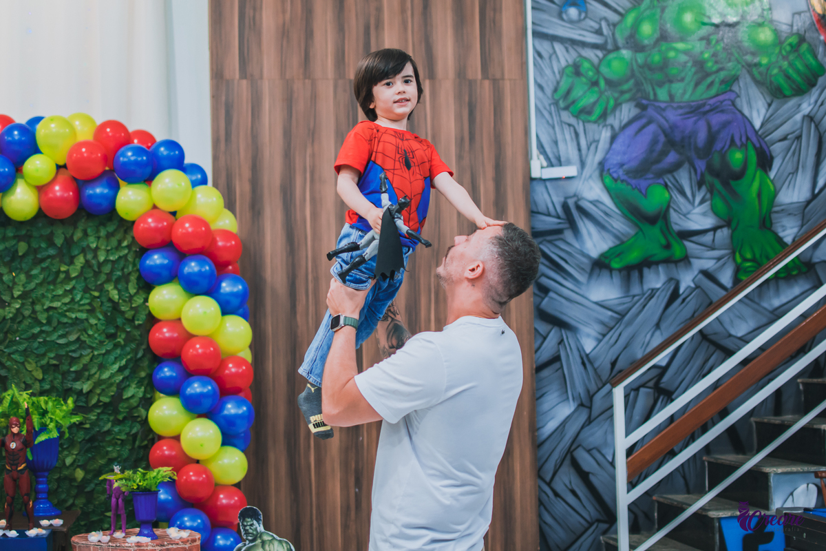 Fotografia de aniversário infantil, tema super heróis. É Pique Buffet, fotógrafo Mauá. Festa Infantil. 