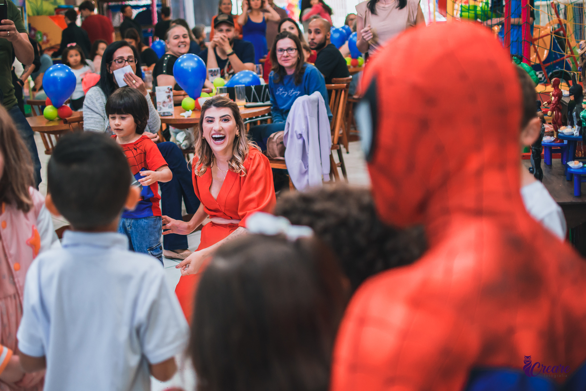 Fotografia de aniversário infantil, tema super heróis. É Pique Buffet, fotógrafo Mauá. Festa Infantil. 