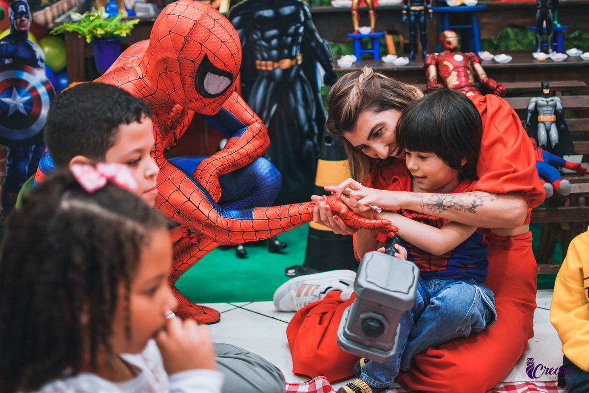 Fotografia de aniversário infantil, tema super heróis. É Pique Buffet, fotógrafo Mauá. Festa Infantil. 