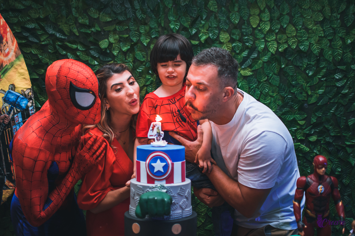 Fotografia de aniversário infantil, tema super heróis. É Pique Buffet, fotógrafo Mauá. Festa Infantil. 