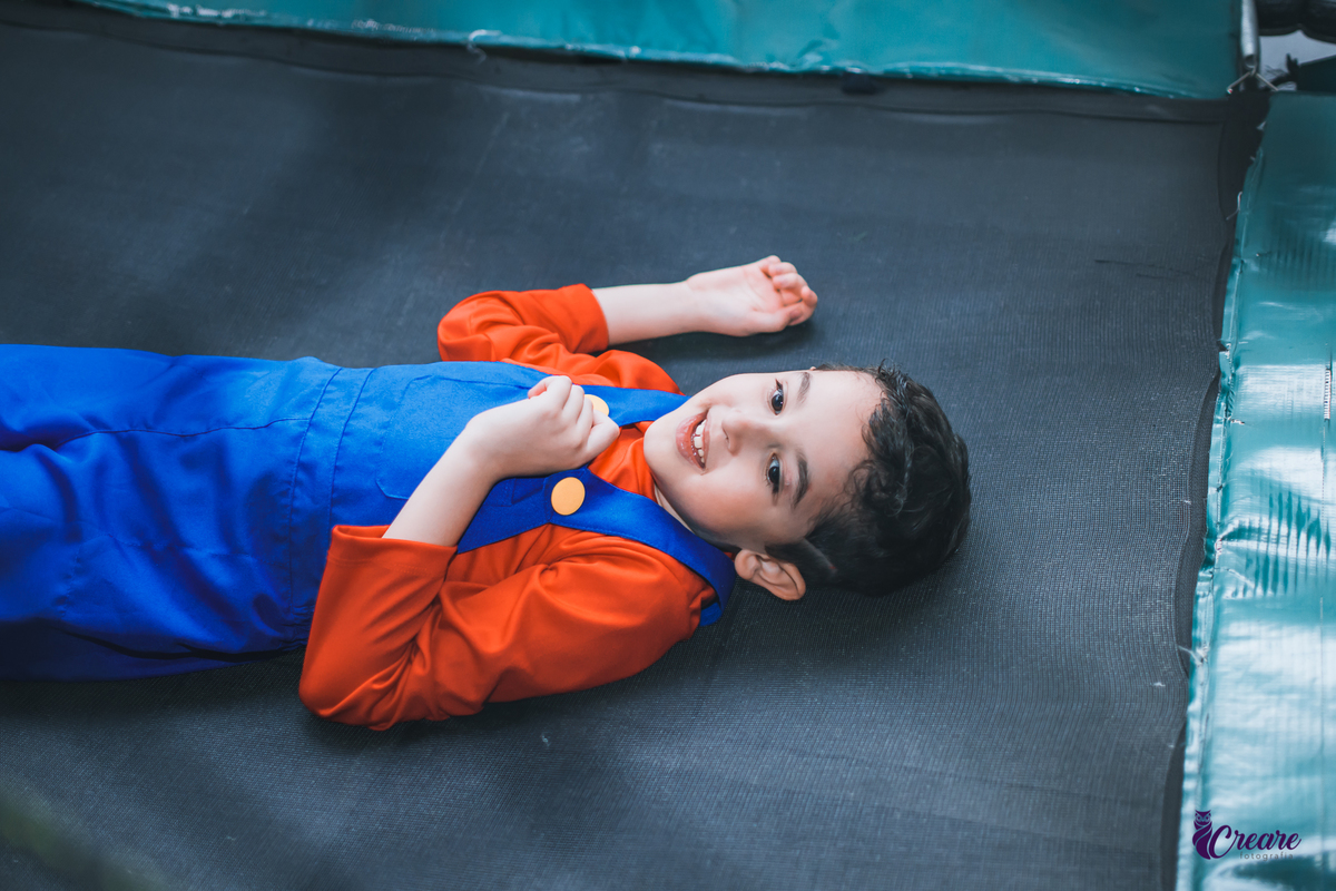 Fotografia de aniversário infantil com o tema Super Mario Bros, aniversário realizado no Villa Safari Buffet. Fotógrafo em Santo André.