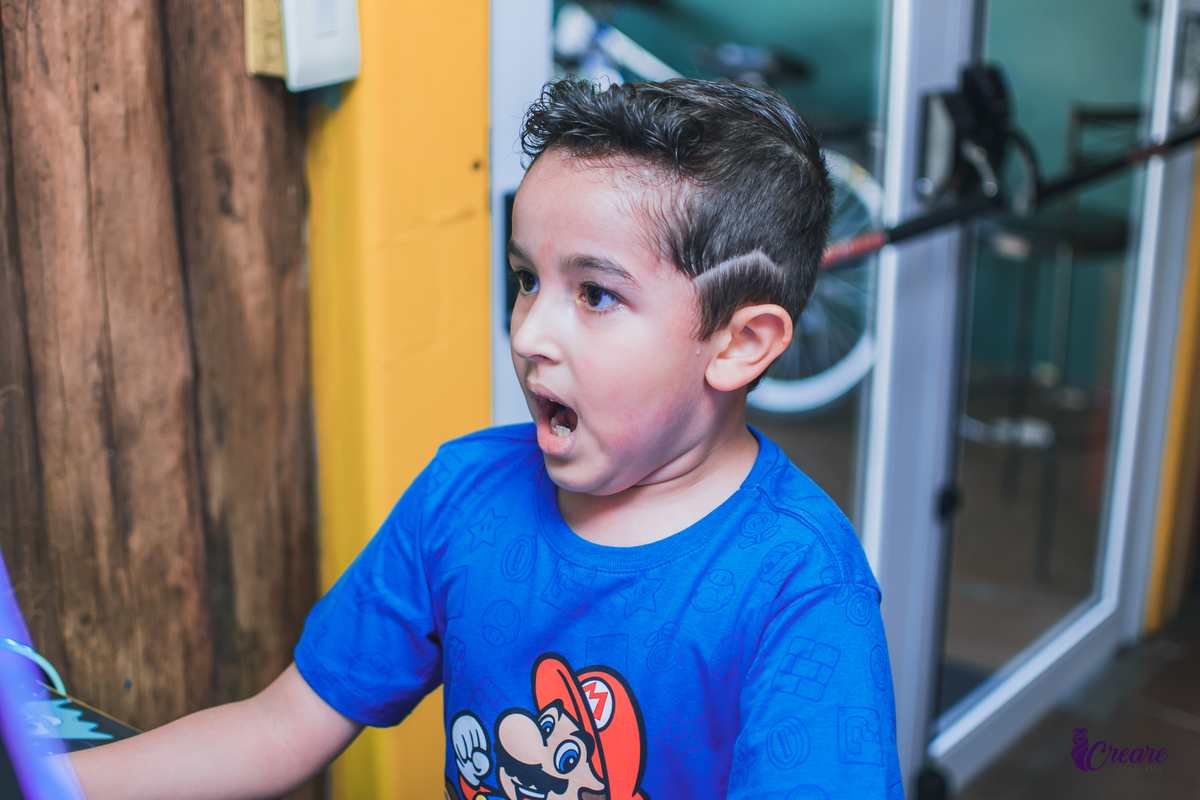 Fotografia de aniversário infantil com o tema Super Mario Bros, aniversário realizado no Villa Safari Buffet. Fotógrafo em Santo André.