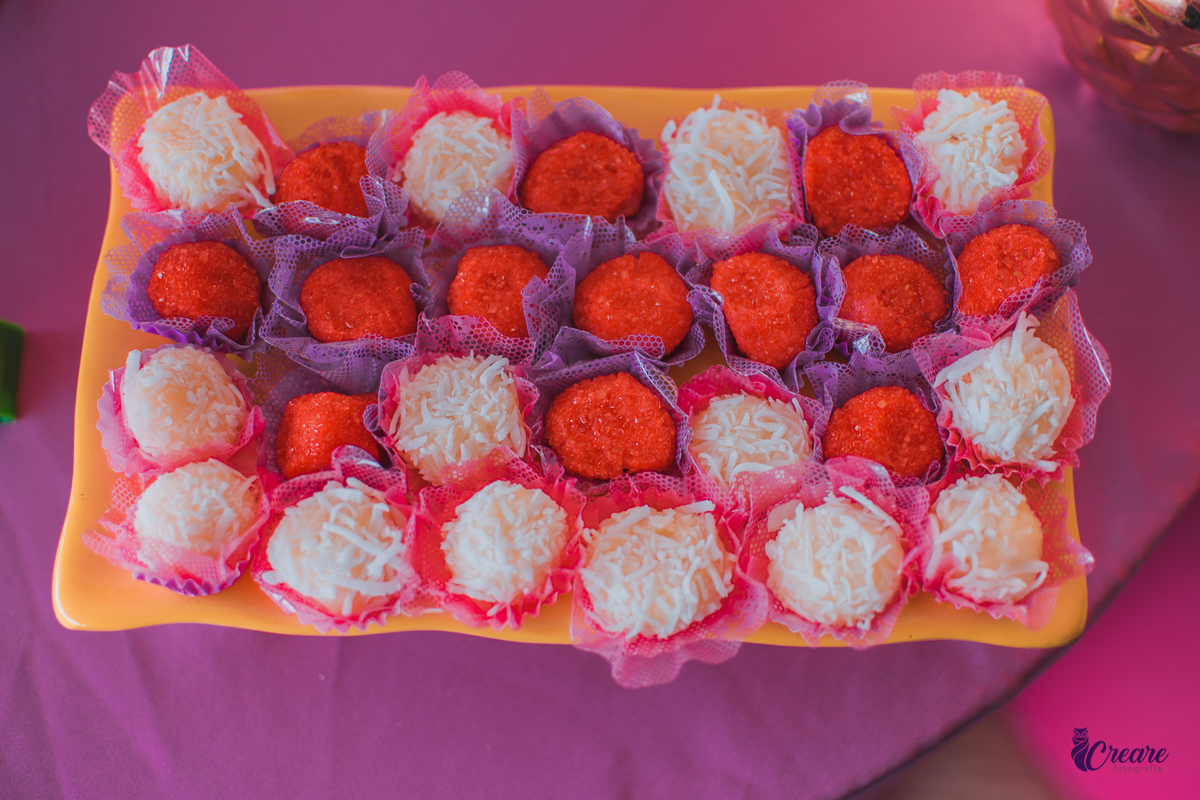 Fotografia de aniversário feminino, realizado no Terraço Cimal, localizado na casa verde. Festa com grupo de pagode Nossa Amizade.