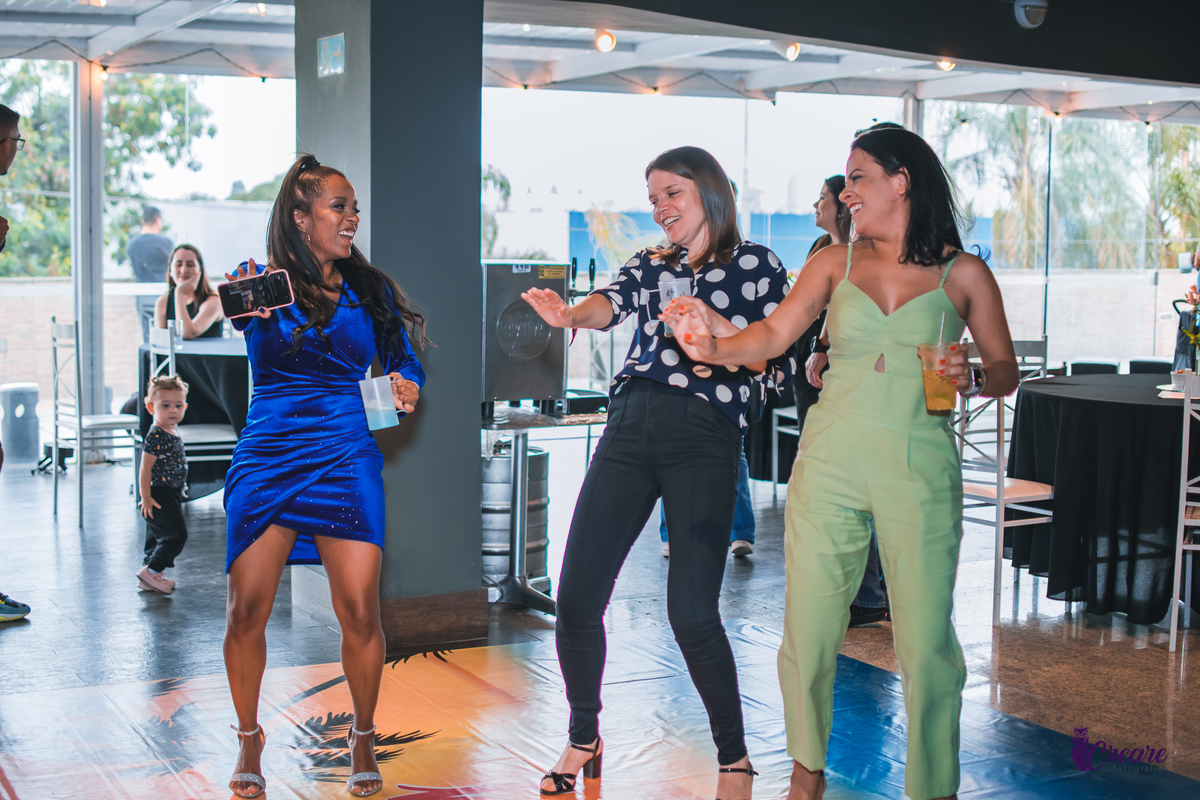Fotografia de aniversário feminino, realizado no Terraço Cimal, localizado na casa verde. Festa com grupo de pagode Nossa Amizade.