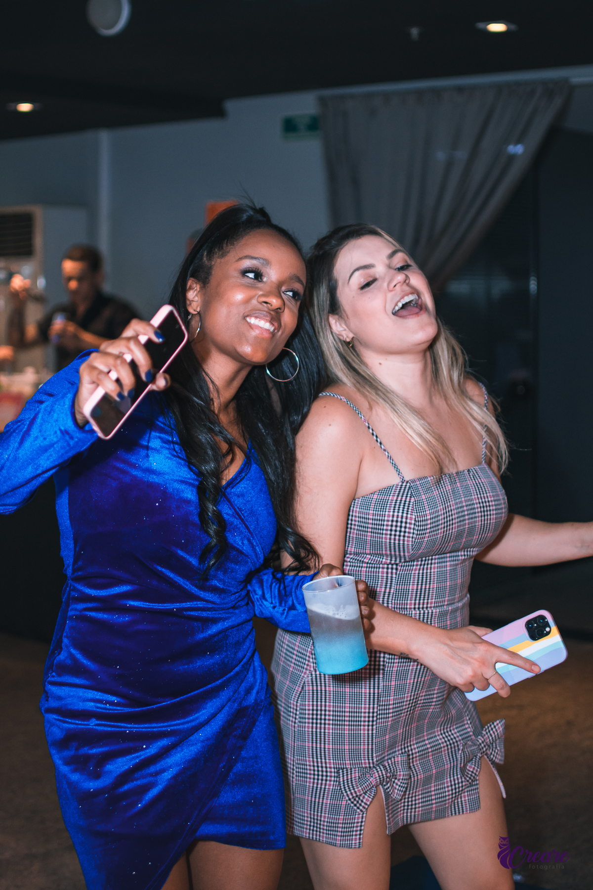 Fotografia de aniversário feminino, realizado no Terraço Cimal, localizado na casa verde. Festa com grupo de pagode Nossa Amizade.