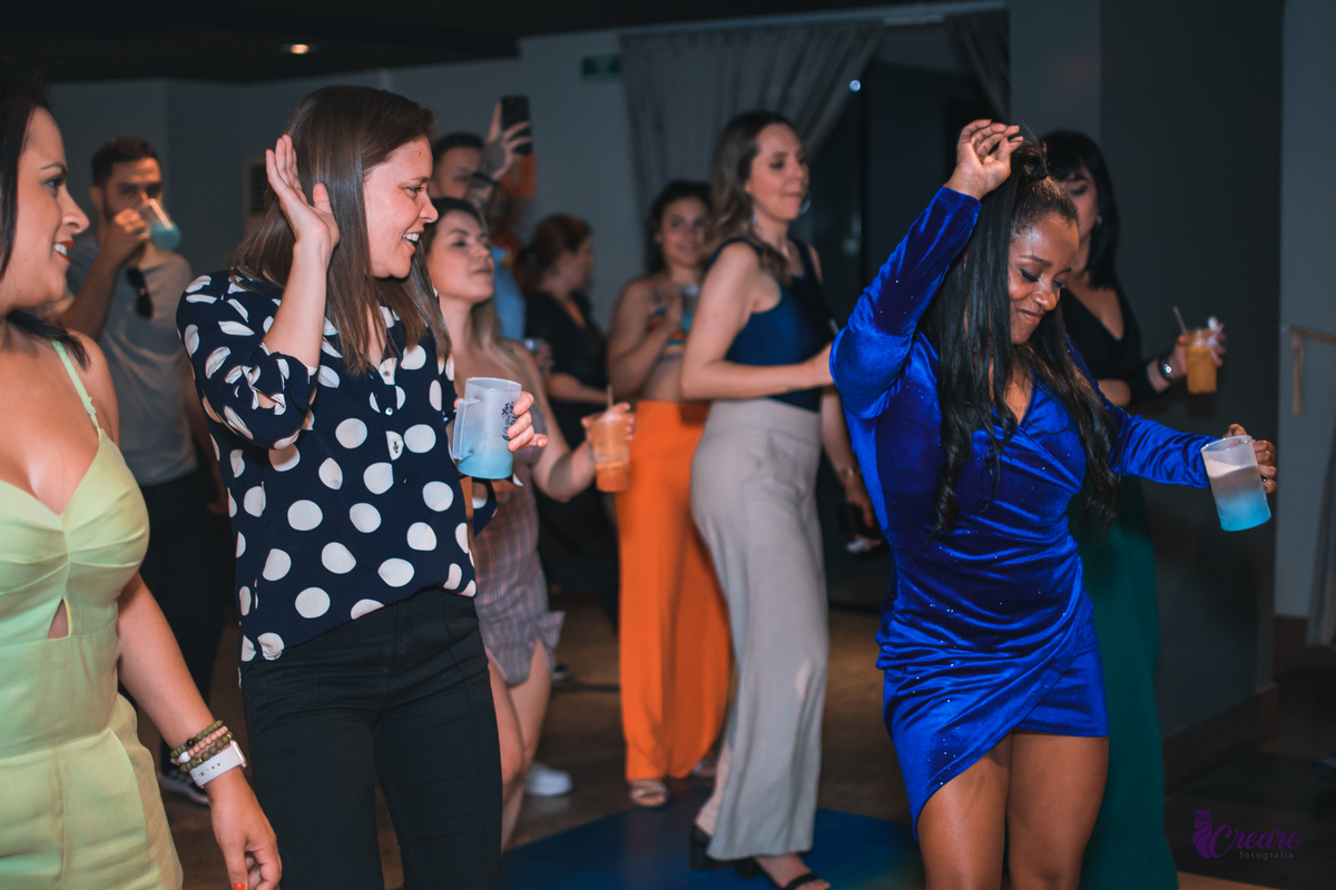 Fotografia de aniversário feminino, realizado no Terraço Cimal, localizado na casa verde. Festa com grupo de pagode Nossa Amizade.