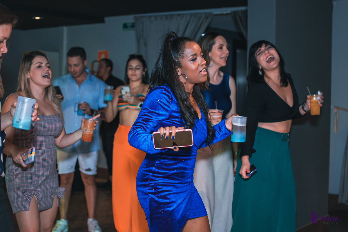 Fotografia de aniversário feminino, realizado no Terraço Cimal, localizado na casa verde. Festa com grupo de pagode Nossa Amizade.