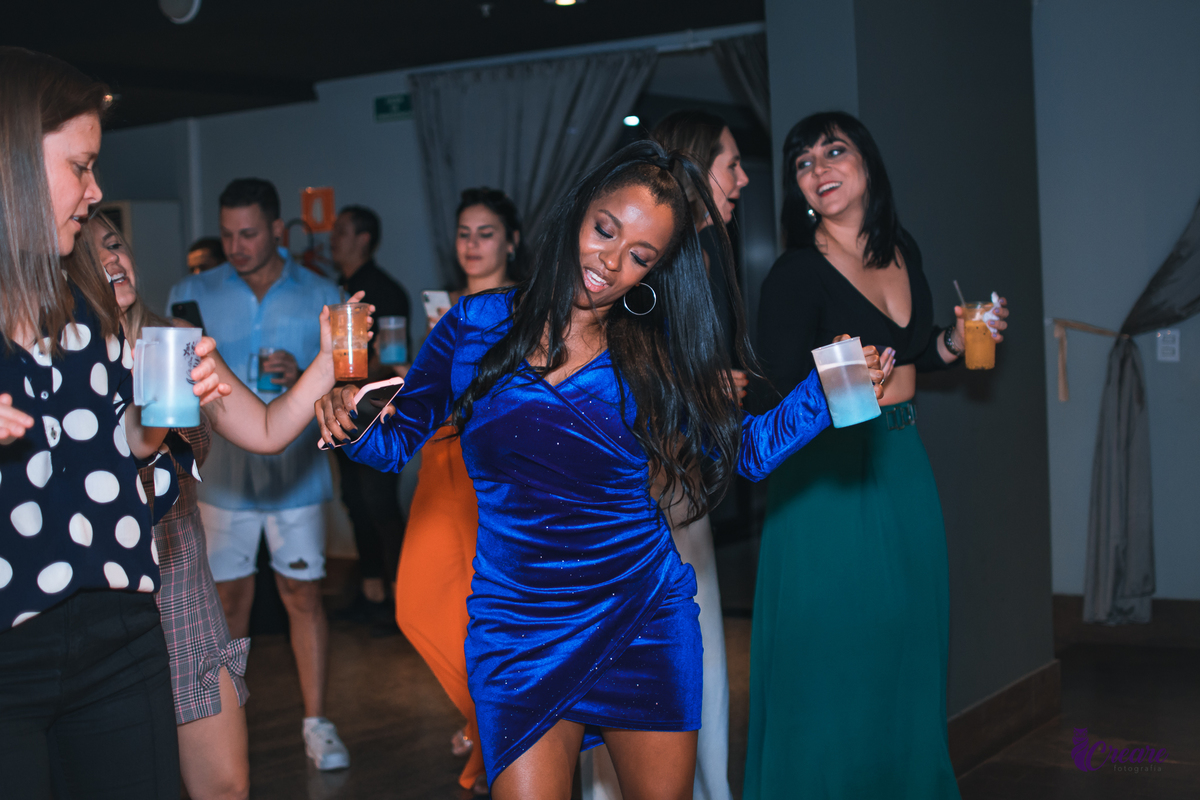 Fotografia de aniversário feminino, realizado no Terraço Cimal, localizado na casa verde. Festa com grupo de pagode Nossa Amizade.