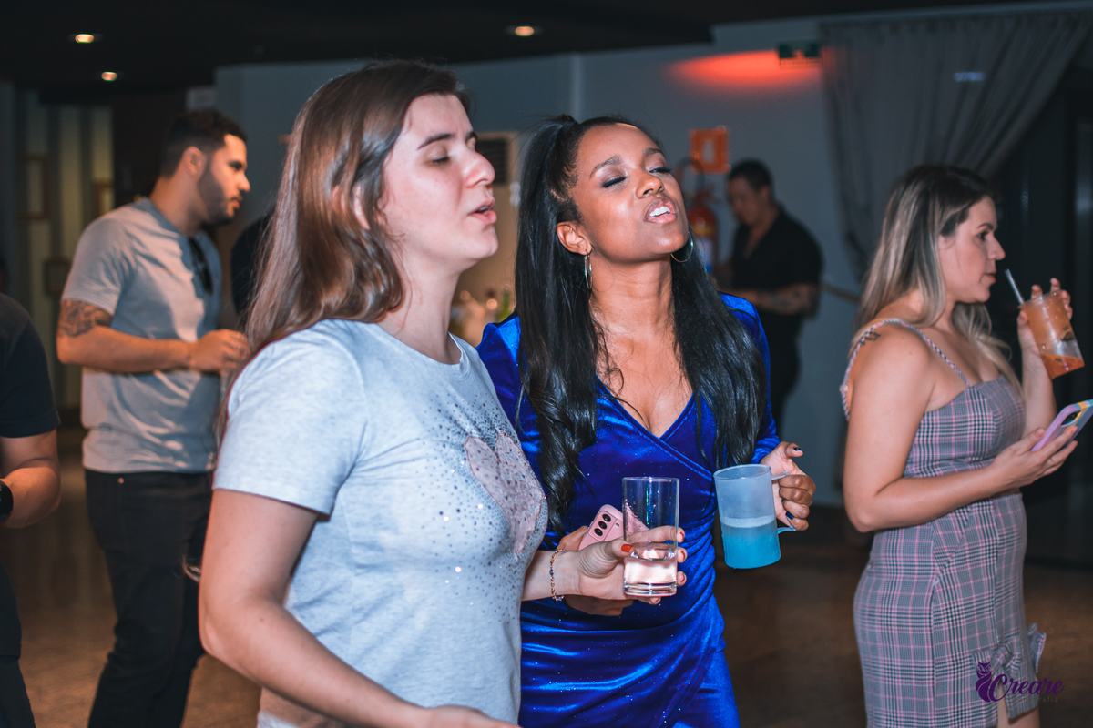 Fotografia de aniversário feminino, realizado no Terraço Cimal, localizado na casa verde. Festa com grupo de pagode Nossa Amizade.