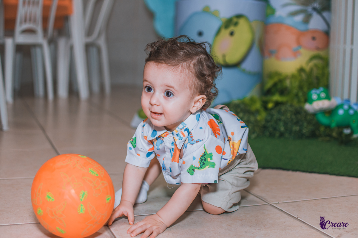 Aniversário infantil com tema dinossauro baby, festa de um ano em buffet infantil, fotógrafo Mauá.