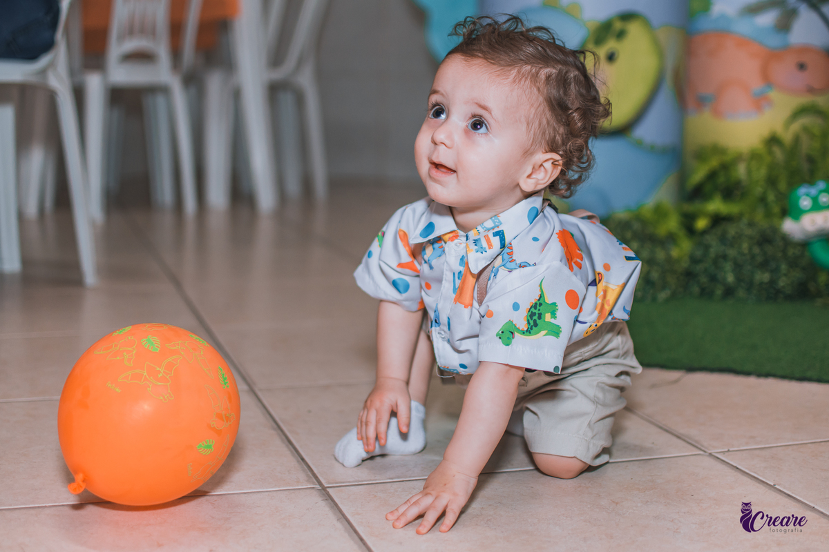 Aniversário infantil com tema dinossauro baby, festa de um ano em buffet infantil, fotógrafo Mauá.