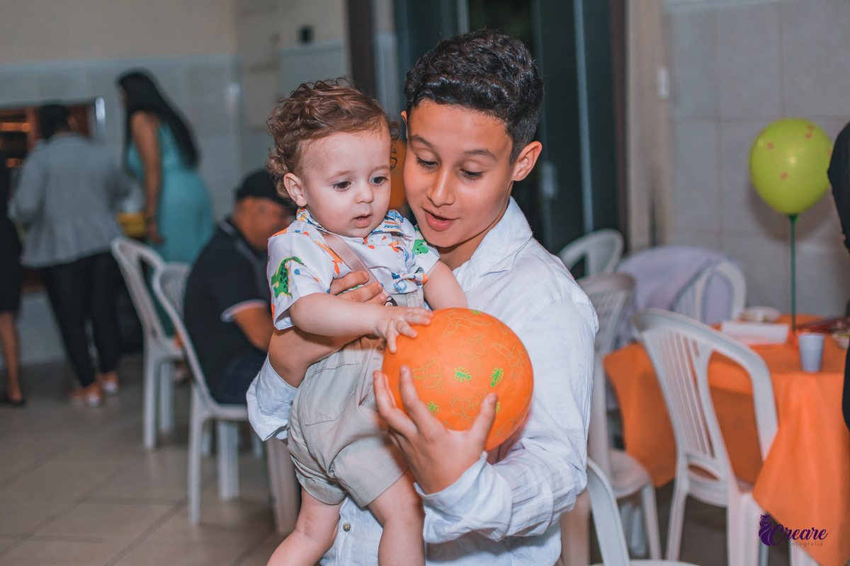Aniversário infantil com tema dinossauro baby, festa de um ano em buffet infantil, fotógrafo Mauá.