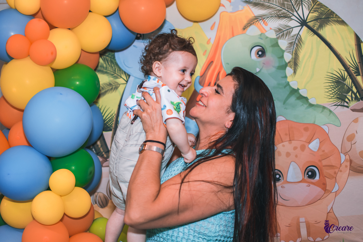 Aniversário infantil com tema dinossauro baby, festa de um ano em buffet infantil, fotógrafo Mauá.