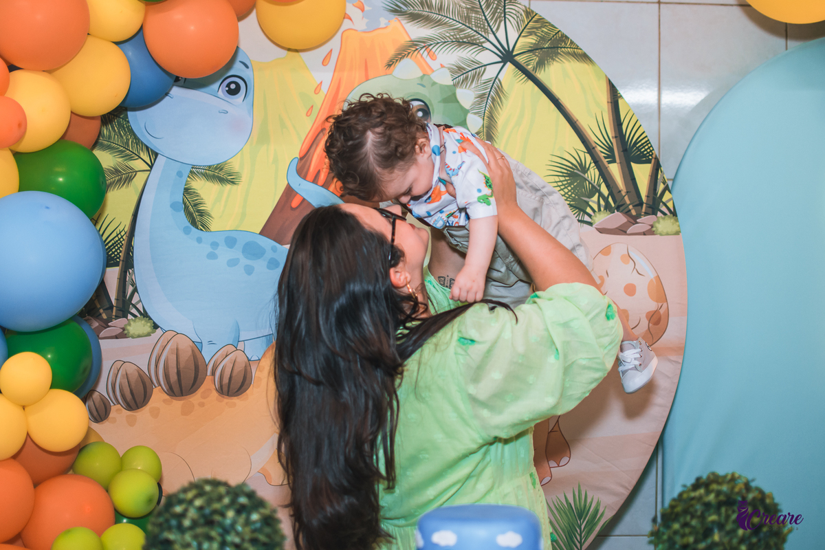 Aniversário infantil com tema dinossauro baby, festa de um ano em buffet infantil, fotógrafo Mauá.