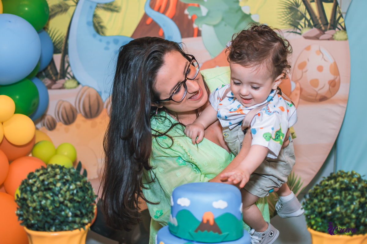 Aniversário infantil com tema dinossauro baby, festa de um ano em buffet infantil, fotógrafo Mauá.
