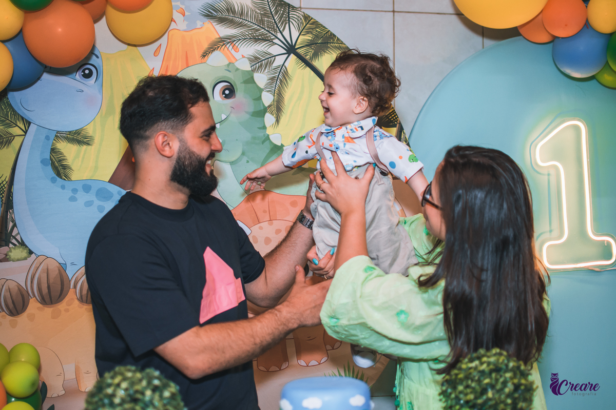 Aniversário infantil com tema dinossauro baby, festa de um ano em buffet infantil, fotógrafo Mauá.