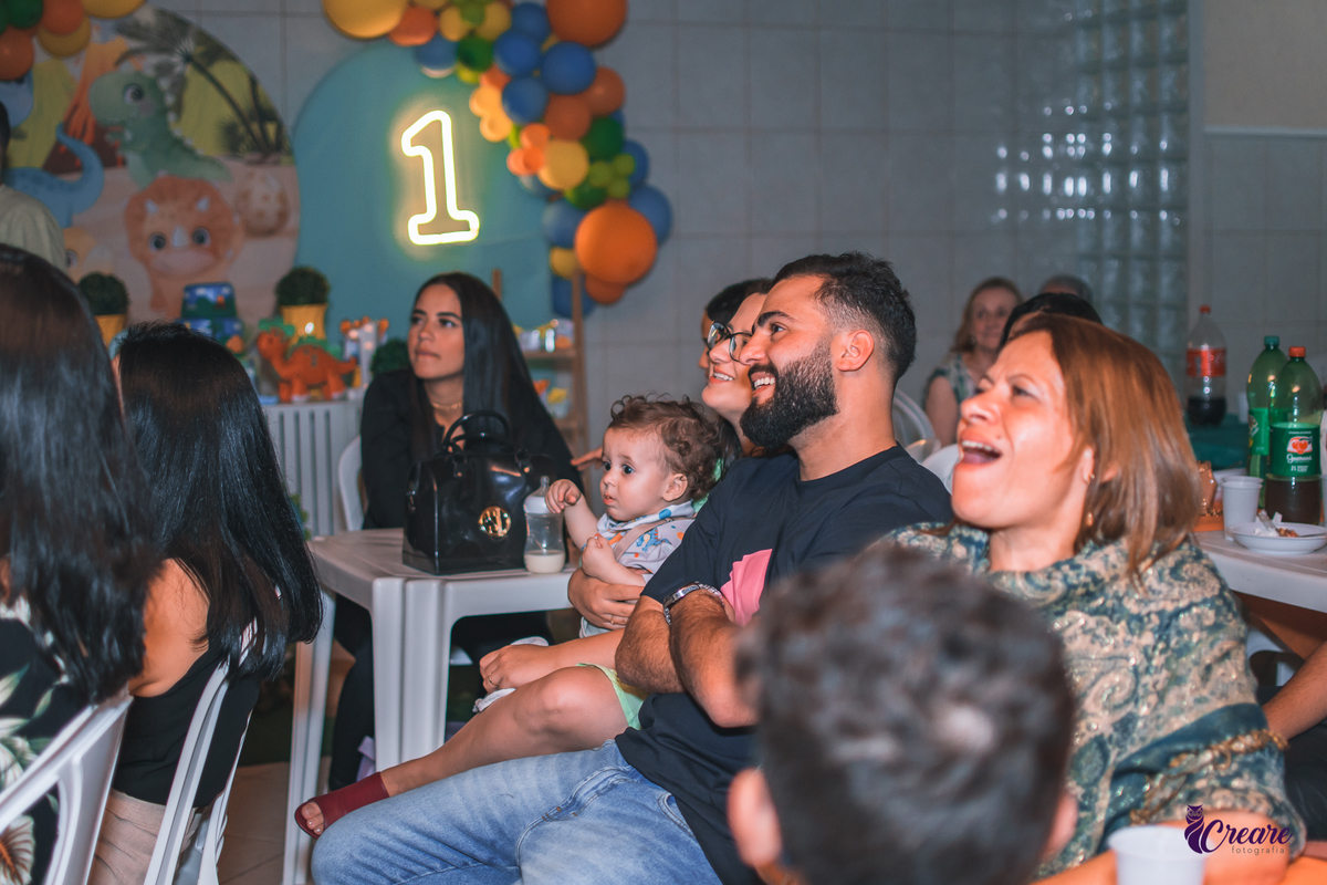 Aniversário infantil com tema dinossauro baby, festa de um ano em buffet infantil, fotógrafo Mauá.