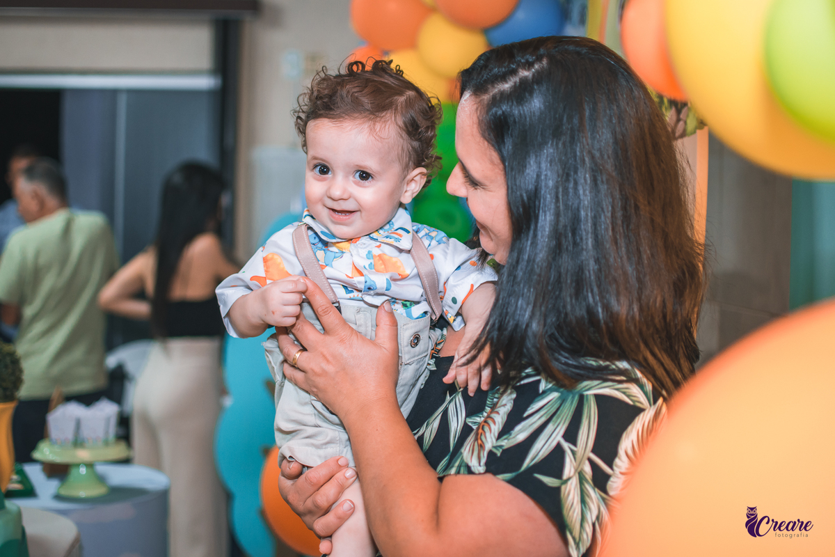 Aniversário infantil com tema dinossauro baby, festa de um ano em buffet infantil, fotógrafo Mauá.