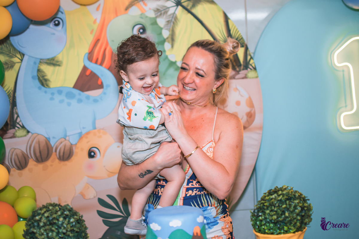 Aniversário infantil com tema dinossauro baby, festa de um ano em buffet infantil, fotógrafo Mauá.