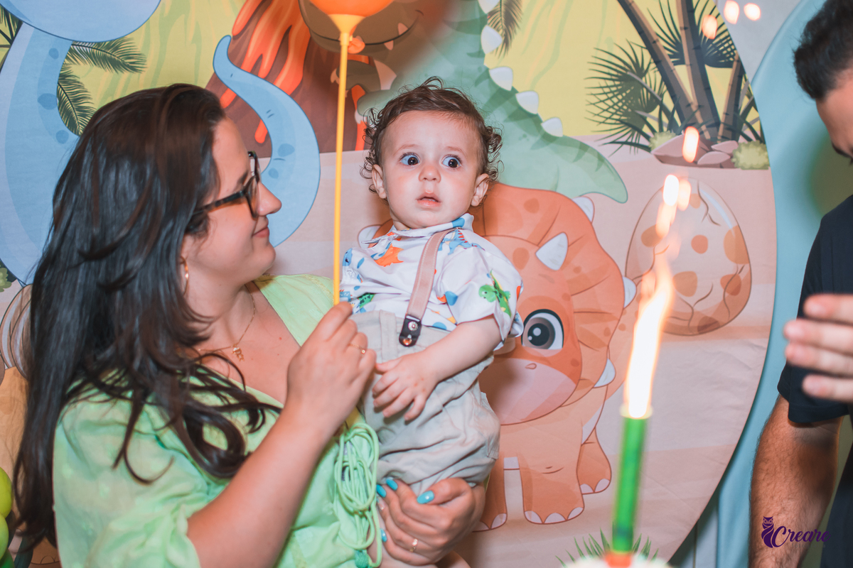 Aniversário infantil com tema dinossauro baby, festa de um ano em buffet infantil, fotógrafo Mauá.