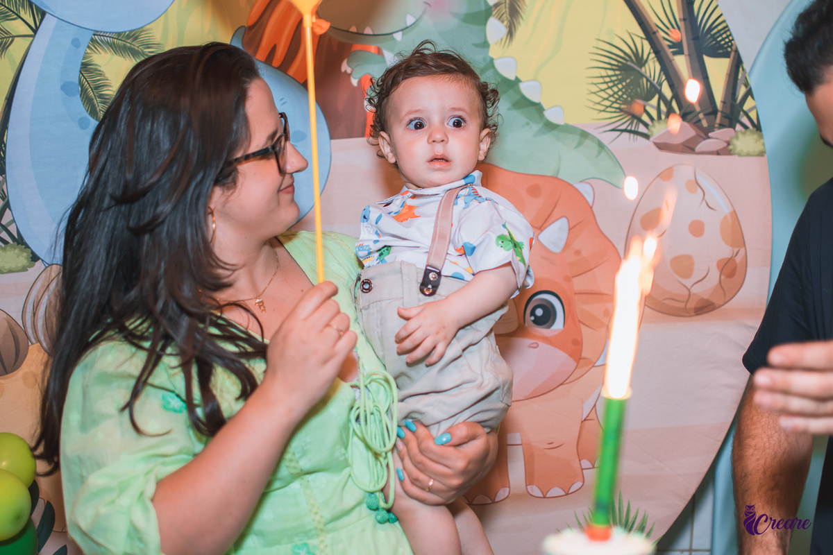 Aniversário infantil com tema dinossauro baby, festa de um ano em buffet infantil, fotógrafo Mauá.