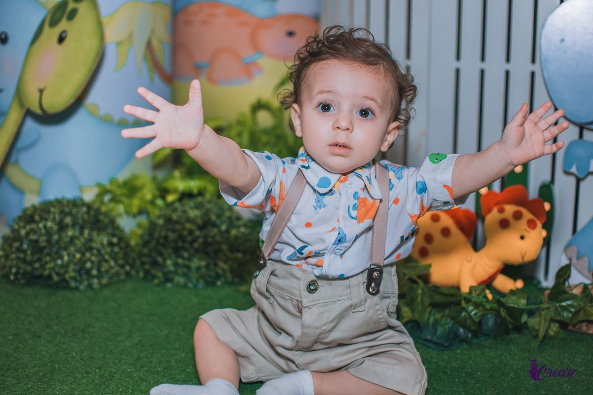 Aniversário infantil com tema dinossauro baby, festa de um ano em buffet infantil, fotógrafo Mauá.