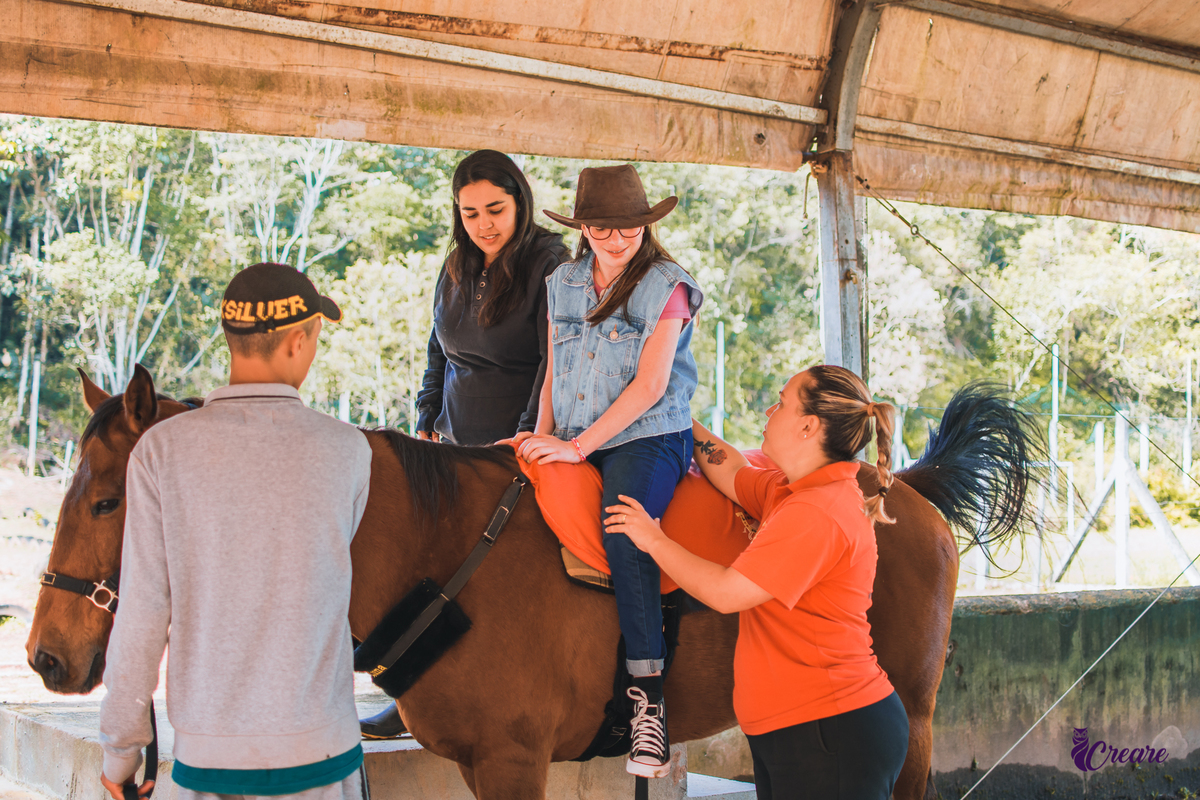 Fotografia infantil realizada na Equoterapia Voo de Liberdade, localizada em São Bernardo do Campo, durante um ensaio com cavalos para o projeto Populus Lucis.