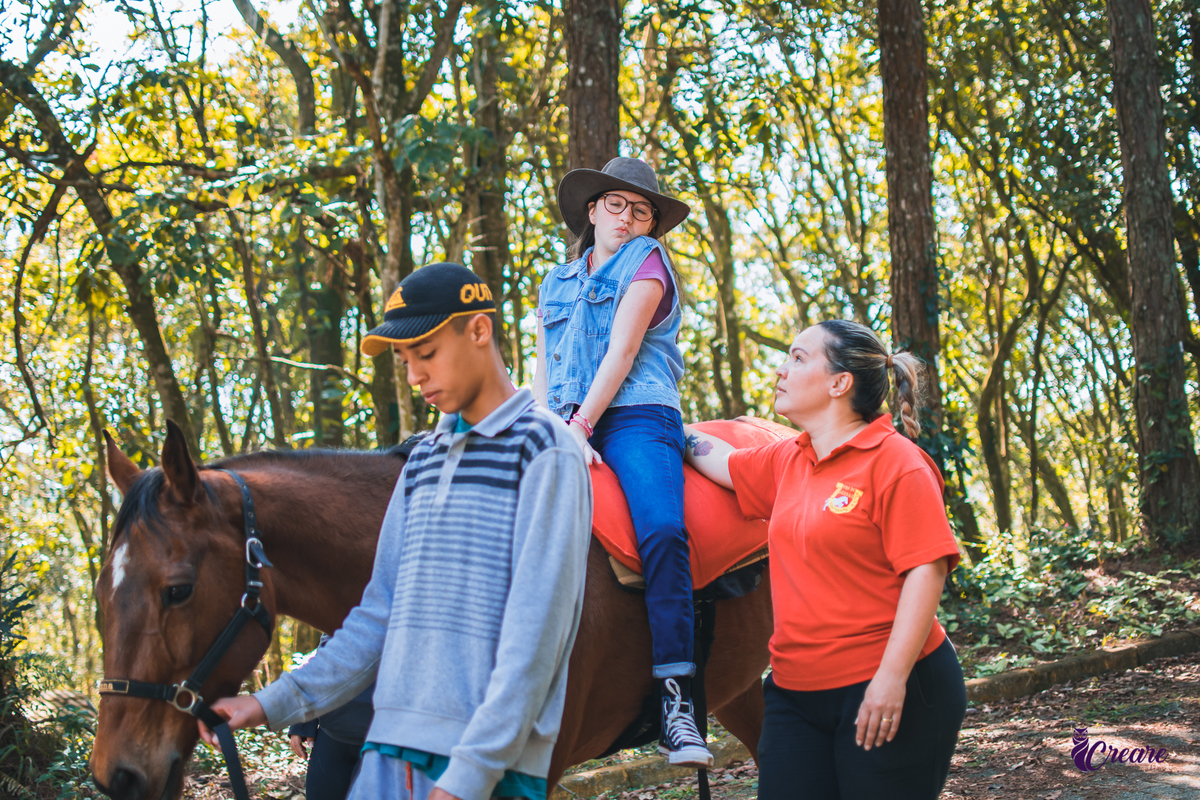 Fotografia infantil realizada na Equoterapia Voo de Liberdade, localizada em São Bernardo do Campo, durante um ensaio com cavalos para o projeto Populus Lucis.