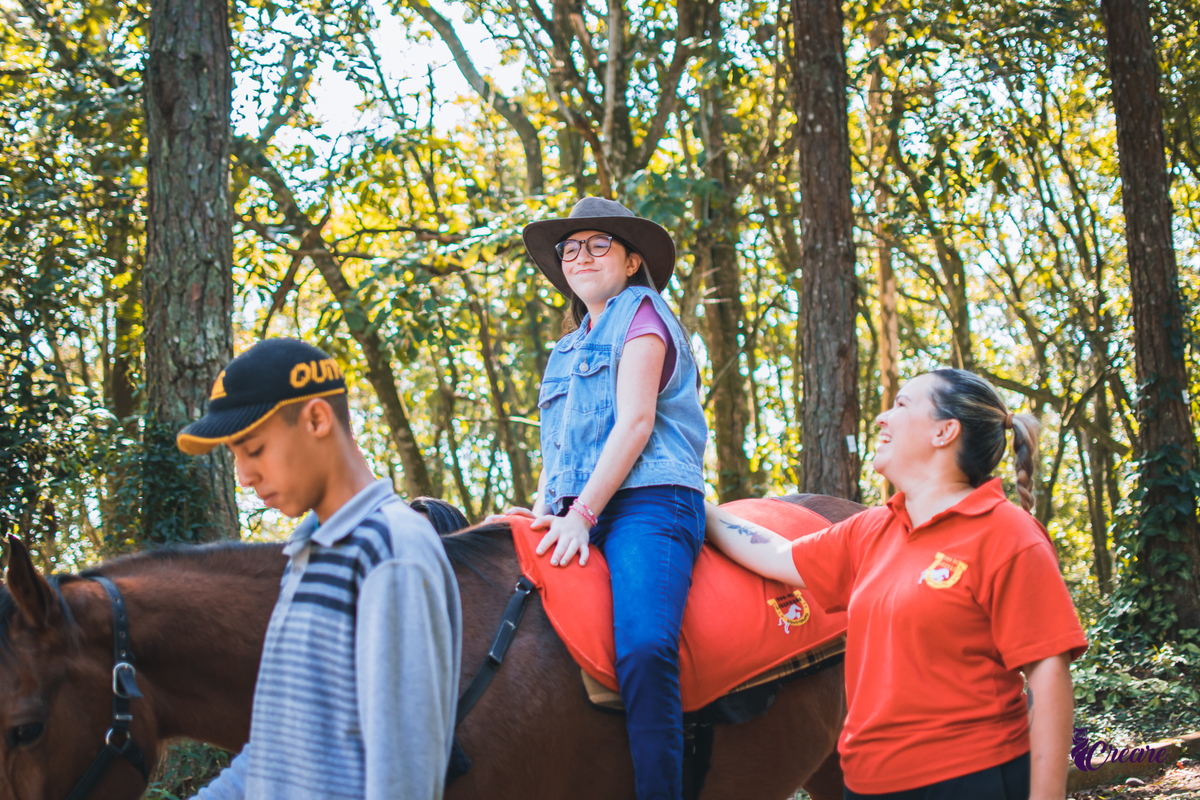 Fotografia infantil realizada na Equoterapia Voo de Liberdade, localizada em São Bernardo do Campo, durante um ensaio com cavalos para o projeto Populus Lucis.