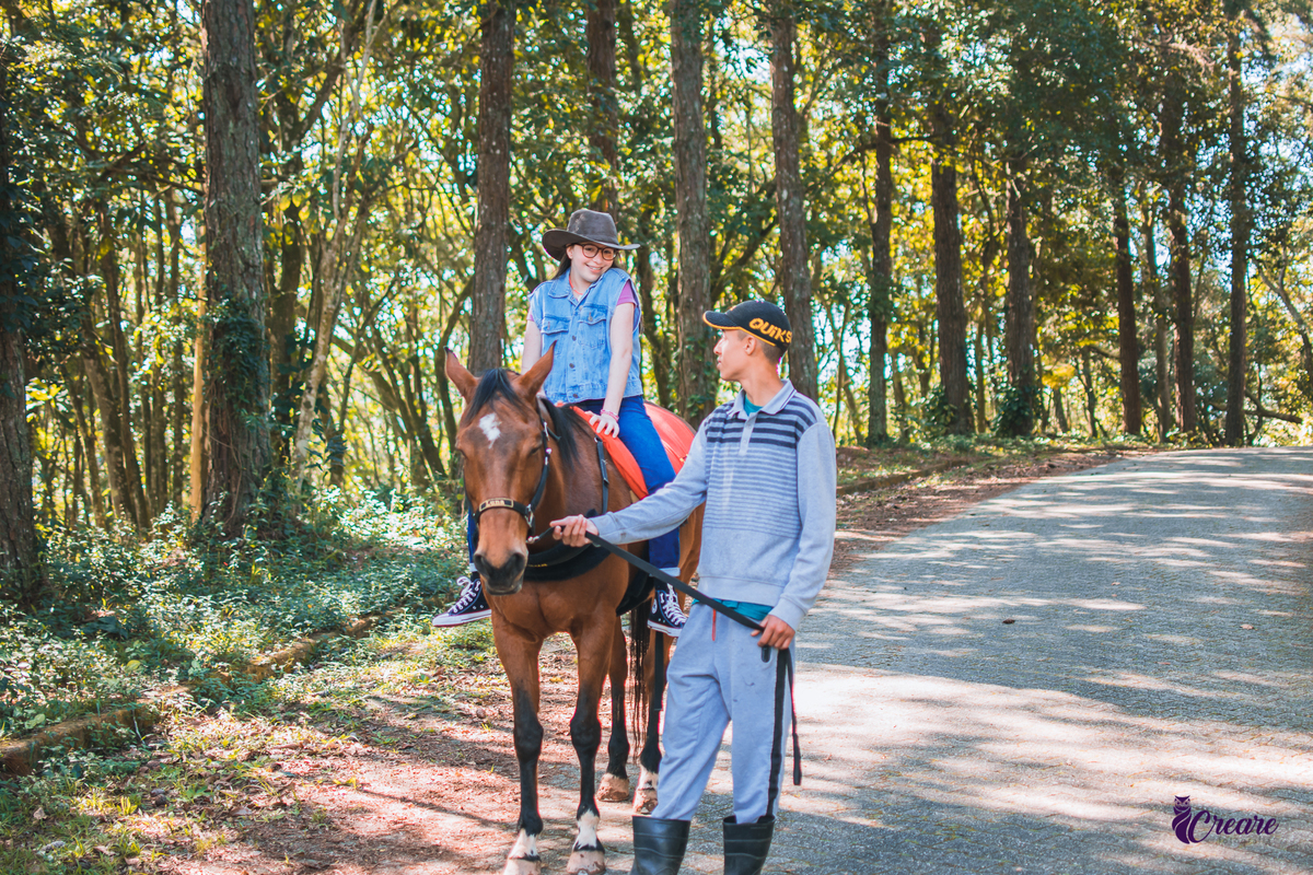 Fotografia infantil realizada na Equoterapia Voo de Liberdade, localizada em São Bernardo do Campo, durante um ensaio com cavalos para o projeto Populus Lucis.