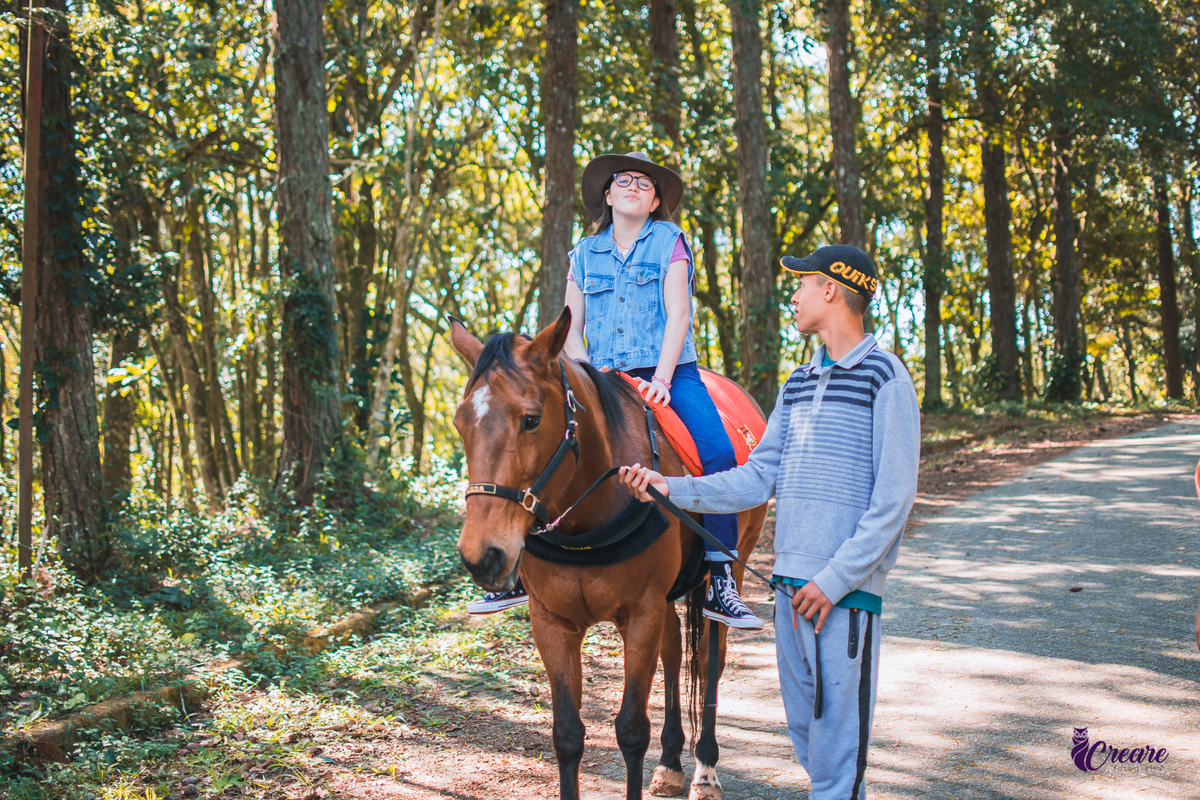 Fotografia infantil realizada na Equoterapia Voo de Liberdade, localizada em São Bernardo do Campo, durante um ensaio com cavalos para o projeto Populus Lucis.