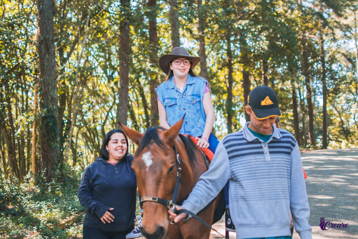 Fotografia infantil realizada na Equoterapia Voo de Liberdade, localizada em São Bernardo do Campo, durante um ensaio com cavalos para o projeto Populus Lucis.