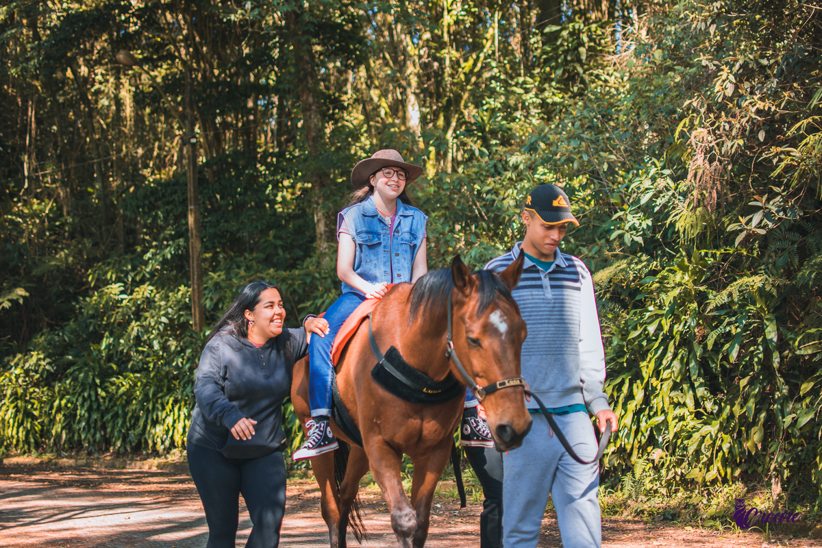 Fotografia infantil realizada na Equoterapia Voo de Liberdade, localizada em São Bernardo do Campo, durante um ensaio com cavalos para o projeto Populus Lucis.