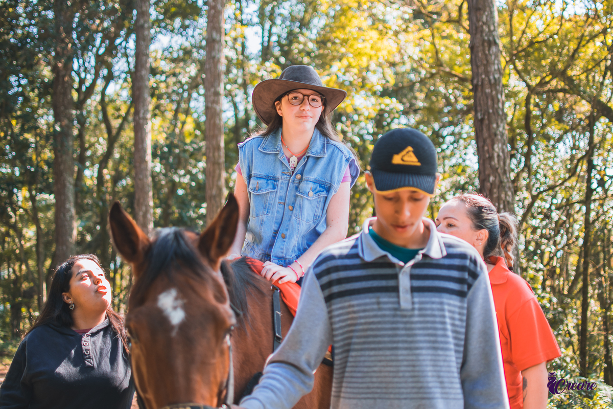 Fotografia infantil realizada na Equoterapia Voo de Liberdade, localizada em São Bernardo do Campo, durante um ensaio com cavalos para o projeto Populus Lucis.
