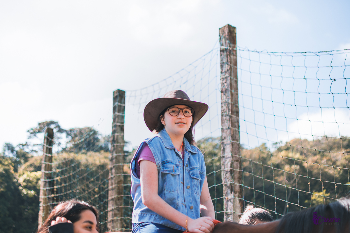 Fotografia infantil realizada na Equoterapia Voo de Liberdade, localizada em São Bernardo do Campo, durante um ensaio com cavalos para o projeto Populus Lucis.
